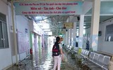 Đảo lộn cuộc sống vì triều cường: Người dân vẫn lạc quan… tạo dáng