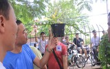 [ẢNH] Khoảnh khắc xúc động phiên đấu giá 32 giò lan của liệt sĩ phi công Khuất Mạnh Trí