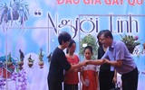 [ẢNH] Khoảnh khắc xúc động phiên đấu giá 32 giò lan của liệt sĩ phi công Khuất Mạnh Trí