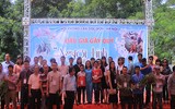 [ẢNH] Khoảnh khắc xúc động phiên đấu giá 32 giò lan của liệt sĩ phi công Khuất Mạnh Trí
