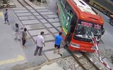 [ẢNH] Những lần thoát chết trong gang tấc tại đường ray tàu hỏa