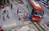 [ẢNH] Những lần thoát chết trong gang tấc tại đường ray tàu hỏa