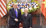 [ẢNH] Những khoảnh khắc đặc biệt của Tổng thống Mỹ Donald Trump trong ngày đầu tại Hà Nội