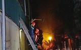 [ẢNH] Những người hùng lăn xả suốt đêm chiến đấu với giặc lửa ở Công ty Rạng Đông