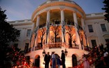 [ẢNH] Tổng thống Mỹ Donald Trump phát kẹo Halloween tại Nhà Trắng