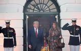 [ẢNH] Tổng thống Mỹ Donald Trump phát kẹo Halloween tại Nhà Trắng