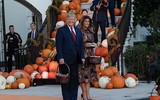[ẢNH] Tổng thống Mỹ Donald Trump phát kẹo Halloween tại Nhà Trắng