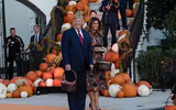 [ẢNH] Tổng thống Mỹ Donald Trump phát kẹo Halloween tại Nhà Trắng