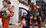 [ẢNH] Tổng thống Mỹ Donald Trump phát kẹo Halloween tại Nhà Trắng