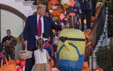 [ẢNH] Tổng thống Mỹ Donald Trump phát kẹo Halloween tại Nhà Trắng