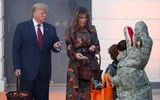 [ẢNH] Tổng thống Mỹ Donald Trump phát kẹo Halloween tại Nhà Trắng