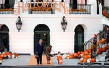 [ẢNH] Tổng thống Mỹ Donald Trump phát kẹo Halloween tại Nhà Trắng