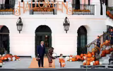 [ẢNH] Tổng thống Mỹ Donald Trump phát kẹo Halloween tại Nhà Trắng