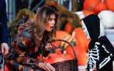 [ẢNH] Tổng thống Mỹ Donald Trump phát kẹo Halloween tại Nhà Trắng