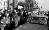 [ẢNH] Nhìn lại những hình ảnh ngày Bức tường Berlin cách đây 30 năm