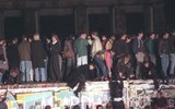 [ẢNH] Nhìn lại những hình ảnh ngày Bức tường Berlin cách đây 30 năm