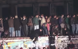 [ẢNH] Nhìn lại những hình ảnh ngày Bức tường Berlin cách đây 30 năm