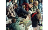 [ẢNH] Nhìn lại những hình ảnh ngày Bức tường Berlin cách đây 30 năm