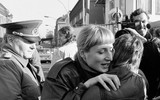 [ẢNH] Nhìn lại những hình ảnh ngày Bức tường Berlin cách đây 30 năm