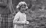 [ẢNH] Những bức ảnh thời trẻ hiếm có của Nữ hoàng Anh Elizabeth II