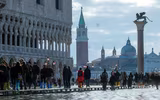 [ẢNH] Ngập lụt kỷ lục, người dân thành phố Venice vẫn vui vẻ chụp ảnh