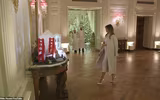 [ẢNH] Đệ nhất phu nhân nước Mỹ Melania Trump trang hoàng Nhà Trắng đón Giáng sinh 2019