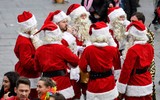 [ẢNH] Không khí Giáng sinh ngập tràn, những ông già Noel xuất hiện tại nhiều quốc gia trên thế giới