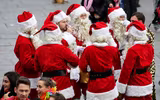 [ẢNH] Không khí Giáng sinh ngập tràn, những ông già Noel xuất hiện tại nhiều quốc gia trên thế giới