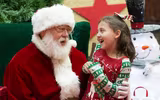 [ẢNH] Không khí Giáng sinh ngập tràn, những ông già Noel xuất hiện tại nhiều quốc gia trên thế giới