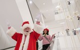 [ẢNH] Không khí Giáng sinh ngập tràn, những ông già Noel xuất hiện tại nhiều quốc gia trên thế giới