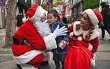 [ẢNH] Không khí Giáng sinh ngập tràn, những ông già Noel xuất hiện tại nhiều quốc gia trên thế giới