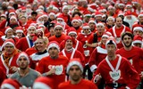 [ẢNH] Không khí Giáng sinh ngập tràn, những ông già Noel xuất hiện tại nhiều quốc gia trên thế giới