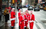 [ẢNH] Không khí Giáng sinh ngập tràn, những ông già Noel xuất hiện tại nhiều quốc gia trên thế giới