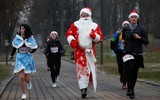 [ẢNH] Không khí Giáng sinh ngập tràn, những ông già Noel xuất hiện tại nhiều quốc gia trên thế giới