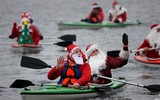 [ẢNH] Không khí Giáng sinh ngập tràn, những ông già Noel xuất hiện tại nhiều quốc gia trên thế giới