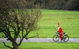 [ẢNH] Không khí Giáng sinh ngập tràn, những ông già Noel xuất hiện tại nhiều quốc gia trên thế giới