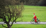 [ẢNH] Không khí Giáng sinh ngập tràn, những ông già Noel xuất hiện tại nhiều quốc gia trên thế giới