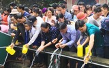 [ẢNH] Cảnh chen chúc, bất chấp nguy hiểm khi đi lễ chùa đầu xuân