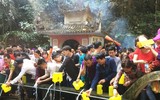 [ẢNH] Cảnh chen chúc, bất chấp nguy hiểm khi đi lễ chùa đầu xuân
