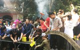 [ẢNH] Cảnh chen chúc, bất chấp nguy hiểm khi đi lễ chùa đầu xuân