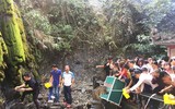 [ẢNH] Cảnh chen chúc, bất chấp nguy hiểm khi đi lễ chùa đầu xuân