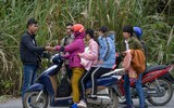 [ẢNH] Cảnh chen chúc, bất chấp nguy hiểm khi đi lễ chùa đầu xuân