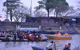 [ẢNH] Cảnh chen chúc, bất chấp nguy hiểm khi đi lễ chùa đầu xuân