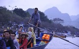 [ẢNH] Cảnh chen chúc, bất chấp nguy hiểm khi đi lễ chùa đầu xuân