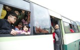 [ẢNH] Cảnh chen chúc, bất chấp nguy hiểm khi đi lễ chùa đầu xuân