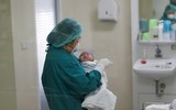 [ẢNH] Khoảng khắc sự sống mới chào đời giữa 