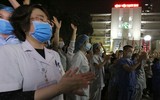 [ẢNH] Vỡ òa cảm xúc khoảnh khắc những khu cách ly tại Hà Nội được gỡ bỏ rào chắn