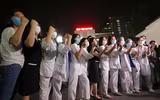 [ẢNH] Vỡ òa cảm xúc khoảnh khắc những khu cách ly tại Hà Nội được gỡ bỏ rào chắn