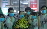 [ẢNH] Vỡ òa cảm xúc khoảnh khắc những khu cách ly tại Hà Nội được gỡ bỏ rào chắn