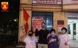 [ẢNH] Vỡ òa cảm xúc khoảnh khắc những khu cách ly tại Hà Nội được gỡ bỏ rào chắn
